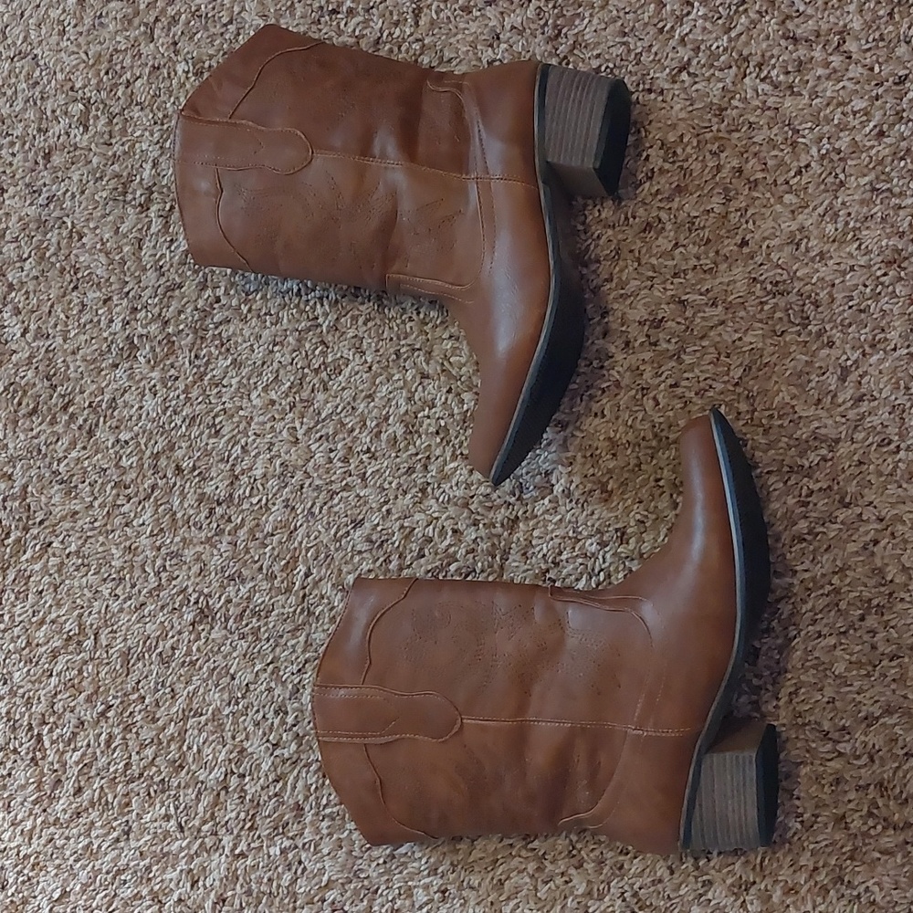 Western boots with stitching